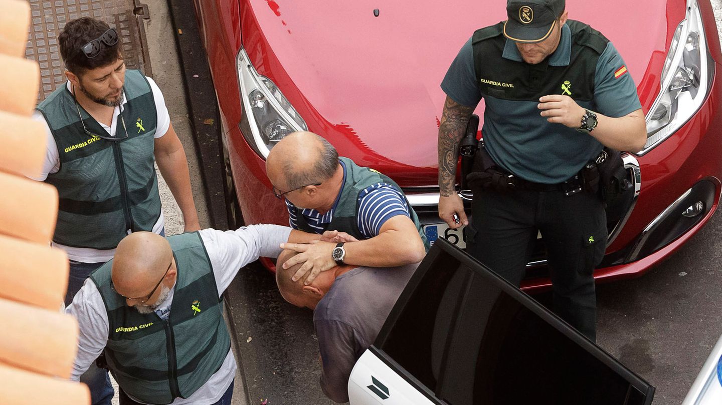 Polizisten führen den verdächtigen Familienvater auf Teneriffa ab