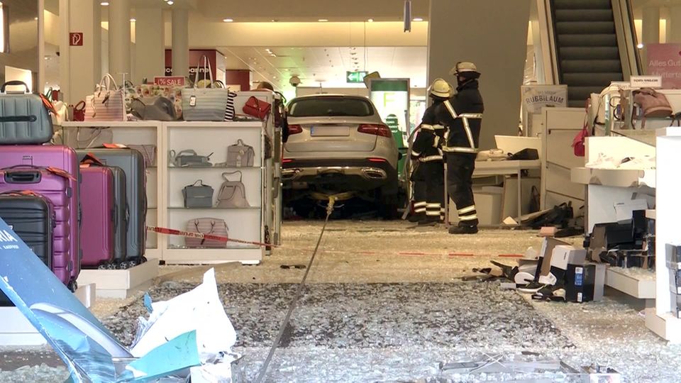Auto rast in Einkaufszentrum in Hamburg Auto rast in Einkaufszentrum in Hamburg
