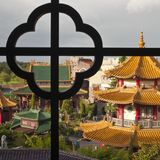 Phantasieland  In der Nähe von Köln steht der schon 1967 eröffnete Park mit seinen rasanten Achterbahnen, Wasserfahrten, Karussells und  dem Vier-Sterne-Hotel Ling Bao (Foto).   Infos: www.phantasialand.de