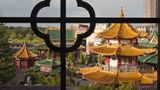 Phantasieland  In der Nähe von Köln steht der schon 1967 eröffnete Park mit seinen rasanten Achterbahnen, Wasserfahrten, Karussells und  dem Vier-Sterne-Hotel Ling Bao (Foto).   Infos: www.phantasialand.de