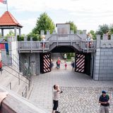 Playmobil Funpark  In dem 90.000 Quadratmeter große Park bei Zirndorf in Bayern lautet das Motto: spielen, bewegen, erleben! Daher gibt es hier weniger Fahrgeschäfte, sondern vor allem Spielstationen für kleinere Kinder wie ein Balancier-Parcours, eine Goldmine oder das Baumhaus mit Dinos. Im Juni eröffnet eine Pirateninsel.  Infos: www.playmobil-funpark.de