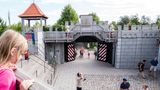 Playmobil Funpark  In dem 90.000 Quadratmeter große Park bei Zirndorf in Bayern lautet das Motto: spielen, bewegen, erleben! Daher gibt es hier weniger Fahrgeschäfte, sondern vor allem Spielstationen für kleinere Kinder wie ein Balancier-Parcours, eine Goldmine oder das Baumhaus mit Dinos. Im Juni eröffnet eine Pirateninsel.  Infos: www.playmobil-funpark.de