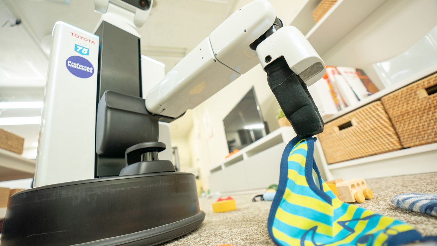 Das Lätzchen hat der Roboter korrekt erkannt. Nun wandert es zur Schmutzwäsche.