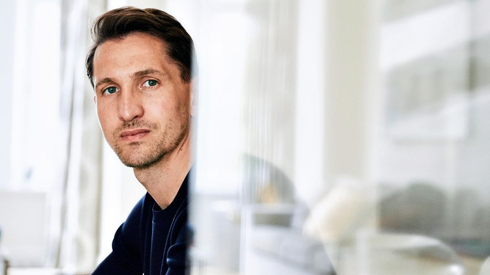 Nach schwerem Knorpelschaden: René Adler bestritt sein letztes Bundesligaspiel vor gut einem Jahr. Zum Ende dieser Saison beendet der ehemalige Nationaltorwart offiziell seine Karriere als Fußball-Profi. René Adler bestritt sein letztes Bundesligaspiel vor gut einem Jahr. Zum Ende dieser Saison beendet der ehemalige Nationaltorwart offiziell seine Karriere als Fußball-Profi.