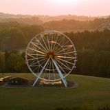 Sonnenlandpark  Weit mehr als nur ein Riesenrad: In Lichtenau/Sachsen steht  auch der mit 25 Metern höchste Rutschenturm Deutschlands, sowie ein Wellenflieger-Karussell, Kletterparadies und Mini-Bagger - für kleine und große Kinder.  Infos: https://sonnenlandpark.de