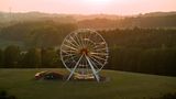 Sonnenlandpark  Weit mehr als nur ein Riesenrad: In Lichtenau/Sachsen steht  auch der mit 25 Metern höchste Rutschenturm Deutschlands, sowie ein Wellenflieger-Karussell, Kletterparadies und Mini-Bagger - für kleine und große Kinder.  Infos: https://sonnenlandpark.de