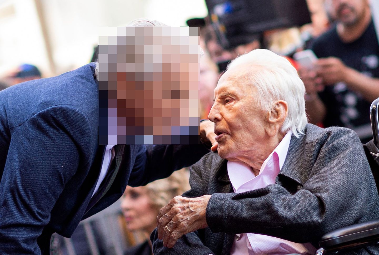 Der alte Mann hat bereits ein biblisches Alter erreicht und war zu dem Zeitpunkt noch immer rüstig. An diesem Tag im November 2018 war er zu Ehren seines ebenso berühmten Sohnes gekommen, der gerade einen Stern auf dem Hollywood Walk of Fame bekam. Um welche Familie handelt es sich?