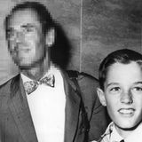 Frech grinst dieser kleine Bub in die Kamera. Sein Vater ist bereits ein großer Star, einer der größten der 40er und 50er Jahre. Er selbst wird in den späten 60ern seine Blütezeit erleben. Wer sind Vater und Sohn?