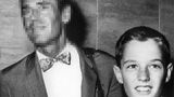 Frech grinst dieser kleine Bub in die Kamera. Sein Vater ist bereits ein großer Star, einer der größten der 40er und 50er Jahre. Er selbst wird in den späten 60ern seine Blütezeit erleben. Wer sind Vater und Sohn?