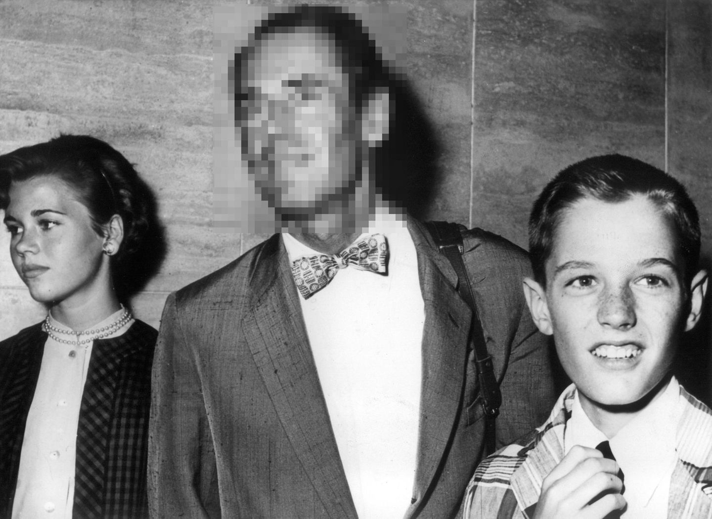 Frech grinst dieser kleine Bub in die Kamera. Sein Vater ist bereits ein großer Star, einer der größten der 40er und 50er Jahre. Er selbst wird in den späten 60ern seine Blütezeit erleben. Wer sind Vater und Sohn?