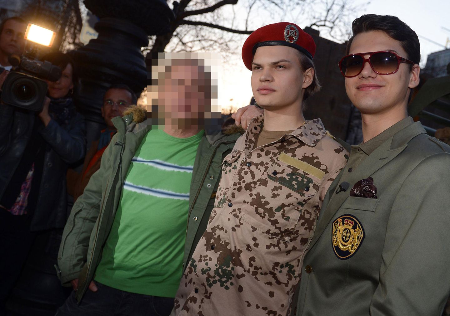 Die Ähnlichkeit zwischen Vater und Söhnen ist frappierend. Weswegen diese Frage, wer diese Männer sind, für viele sicher leicht zu beantworten ist. Oder?