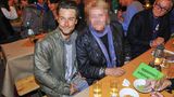 Sie verstehen sich gut, Vater und Sohn. Beide sind als Künstler erfolgreich. Der Senior als Sänger, Junior ist Schauspieler. Um wen handelt es sich?