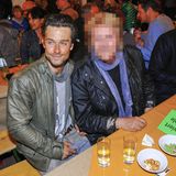 Sie verstehen sich gut, Vater und Sohn. Beide sind als Künstler erfolgreich. Der Senior als Sänger, Junior ist Schauspieler. Um wen handelt es sich?