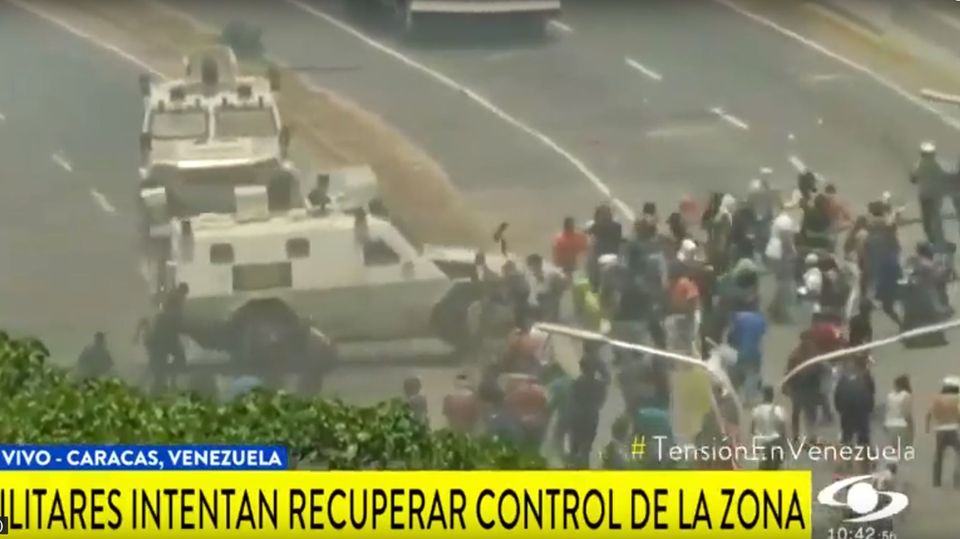 News des Tages: Schwere Straßenschlachten in Caracas: Panzerfahrzeug rast in Menschenmenge Fernsehbilder zeigten die Attacke auf die Demonstranten