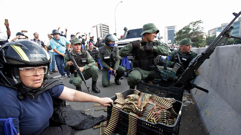 Ein Regierungsgegner sitzt mit Munition, die von bewaffneten Rebellentruppen bei einem Einsatz nahe des Luftwaffenstützpunktes La Carlota benutzt wird. Der Oppositionsführer Guaido und der inhaftierte Oppositionsführer Lopez riefen Soldaten und Bevölkerung dazu auf, gegen den Staatschef Maduro auf die Straßen zu gehen