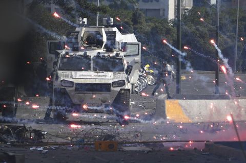 Venezuela, Caracas: Demonstranten attackieren Militärfahrzeuge