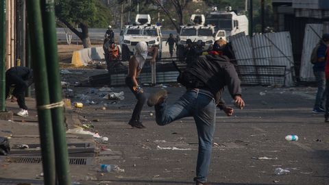 In der venezolanischen Hauptstadt Caracas kämpften am Dienstag Demonstranten gegen Sicherheitskräfte der Regierung