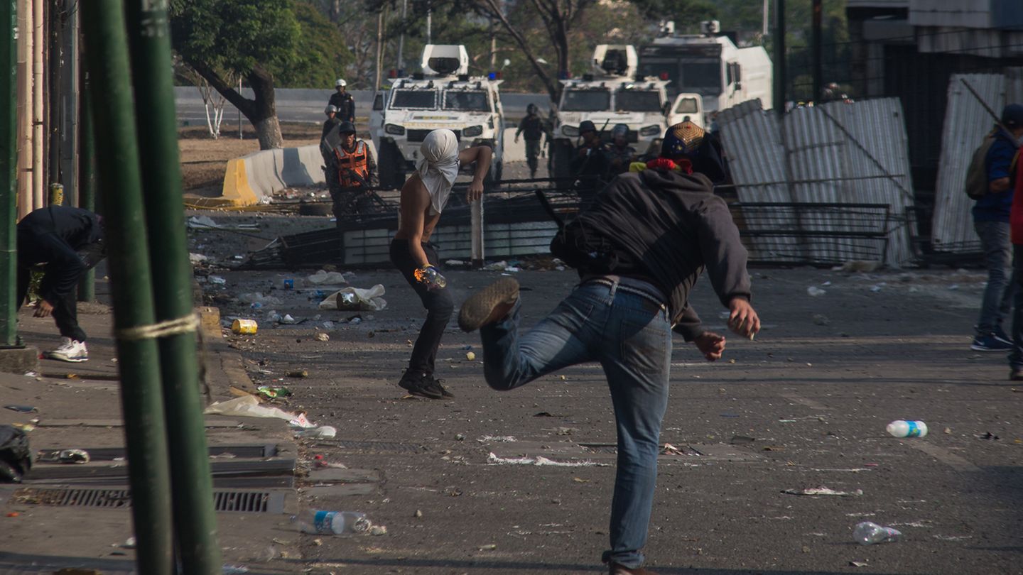 In der venezolanischen Hauptstadt Caracas kämpften am Dienstag Demonstranten gegen Sicherheitskräfte der Regierung