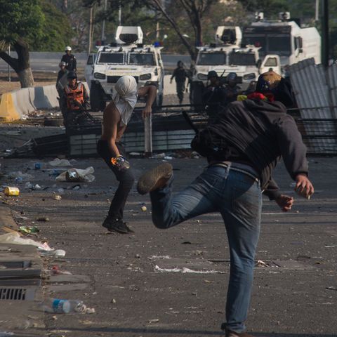 In der venezolanischen Hauptstadt Caracas kämpften am Dienstag Demonstranten gegen Sicherheitskräfte der Regierung