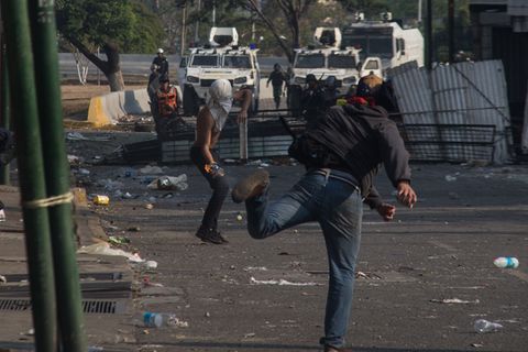 In der venezolanischen Hauptstadt Caracas kämpften am Dienstag Demonstranten gegen Sicherheitskräfte der Regierung