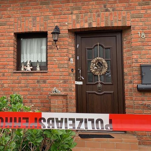 Das Haus der getöteten Eltern in Weilerswist mit Polizeiabsperrung