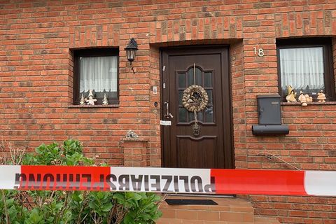 Das Haus der getöteten Eltern in Weilerswist mit Polizeiabsperrung