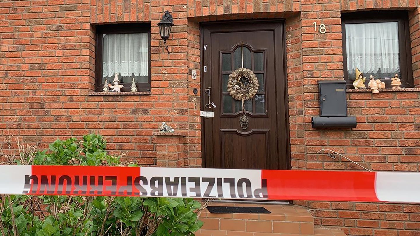 Das Haus der getöteten Eltern in Weilerswist mit Polizeiabsperrung