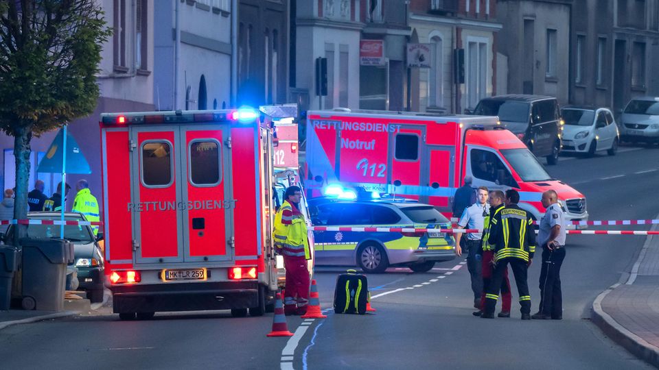 Mann stürzt in Altena bei Dortmund von seinem Balkon im dritten Stock und stirbt Mann stürzt in Altena bei Dortmund von seinem Balkon im dritten Stock und stirbt