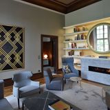 Der Rückzugsort für Gäste: Die neue Bibliothek im zweiten Stockwerk mit LED-Flackern im künstlichen Kamin