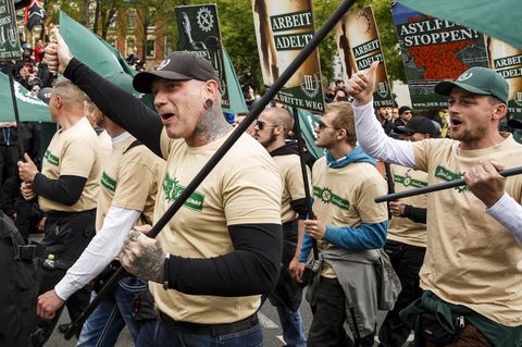 Durchtrainierte und tätowierte Männer demonstrieren in einheitlichen T-Shirts der Partei "Der 3. Weg" in Plauen