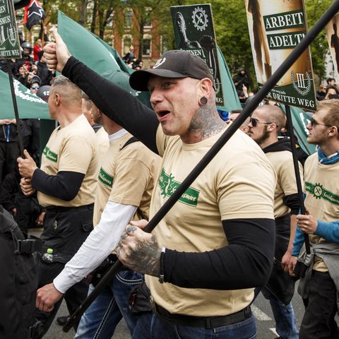 Durchtrainierte und tätowierte Männer demonstrieren in einheitlichen T-Shirts der Partei "Der 3. Weg" in Plauen