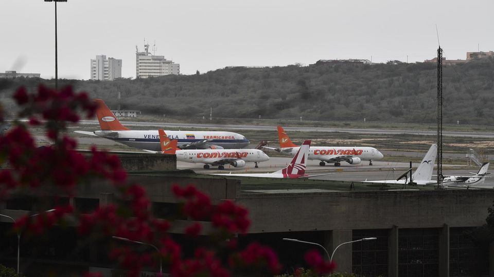 Flugzeuge parken am Flughafen Caracas