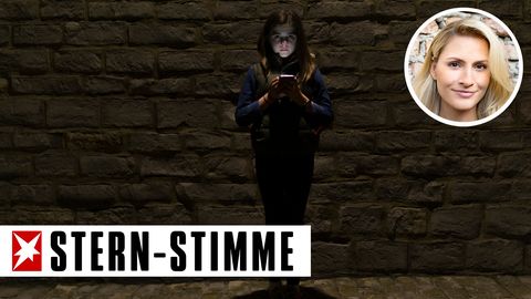 Mädchen im Dunkeln mit Smartphone