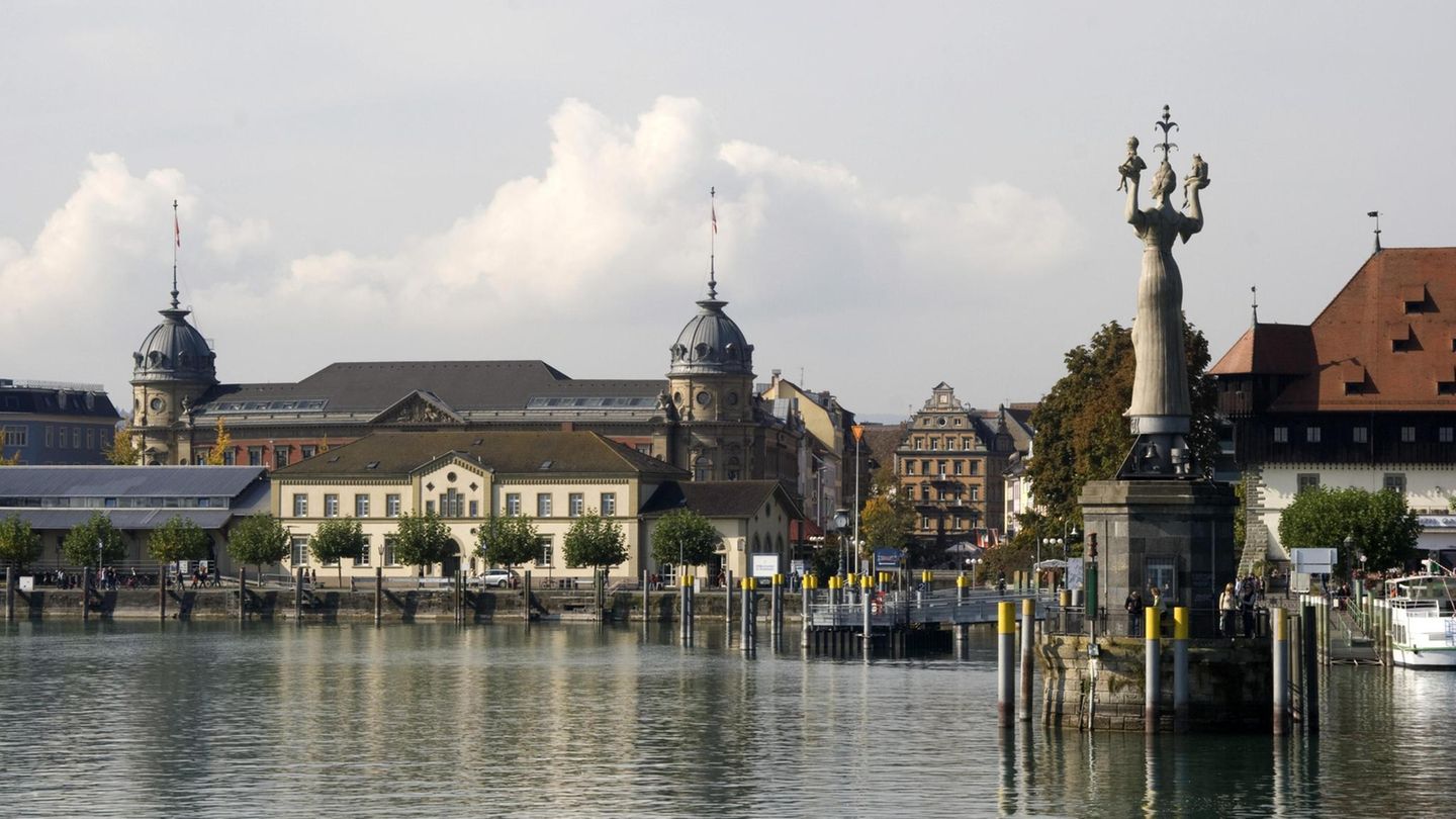 Die Hafeneinfahrt von Konstanz am Bodensee