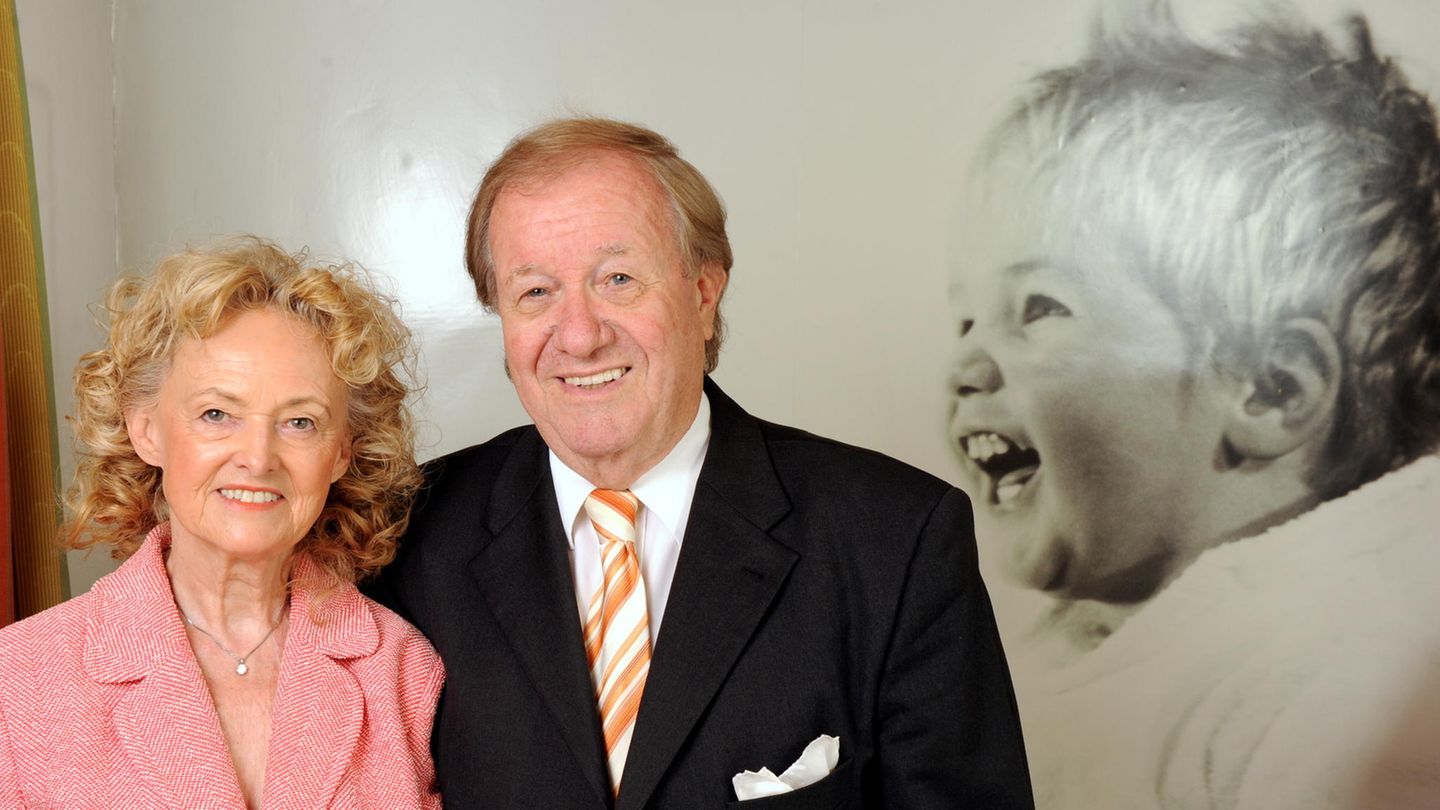 Siegfried und Ute Steiger, die Gründer der "Björn Steiger Stiftung", stehen in Winnenden neben einem Foto ihres Sohnes Björn