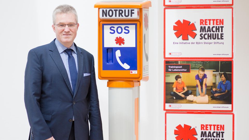 Pierre-Enric Steiger Pierre-Enric Steiger, Präsident der Björn-Steiger-Stiftung steht im Firmensitz in Winnenden neben einer Notrufsäule