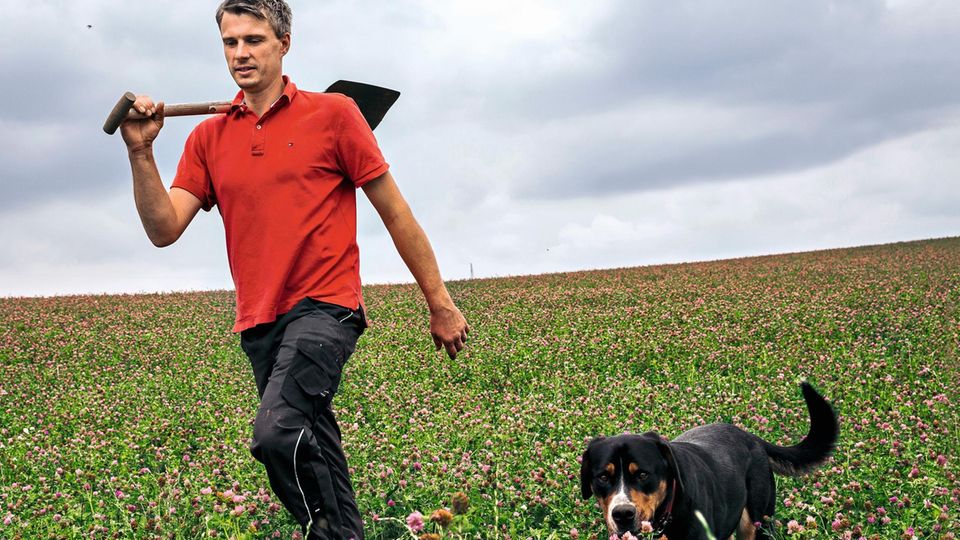 Landwirt Christoph Dietzel stellt seinen Hof auf Bio um. Nun versorgt Kleegras seine Felder auf natürliche Weise mit Stickstoff. Im Ökolandbau ist Kunstdünger verboten. Hund Barnie darf fast immer mit.