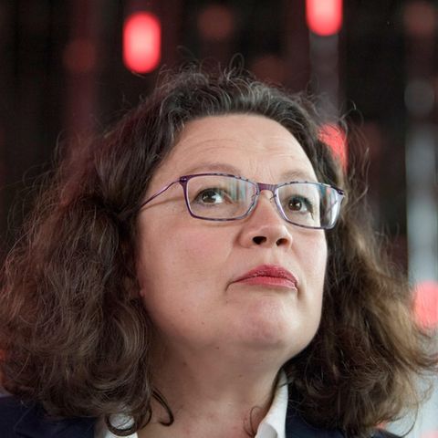 die SPD-Vorsitzende Andrea Nahles kann die Aufregung um die Aussagen von Juso-Chef Kevin Kühnert nicht nachvollziehen