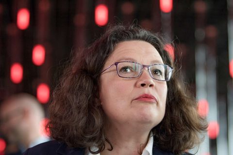 die SPD-Vorsitzende Andrea Nahles kann die Aufregung um die Aussagen von Juso-Chef Kevin Kühnert nicht nachvollziehen