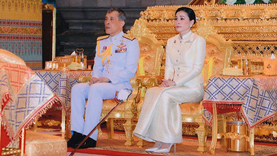 Rama X. mit Suthida: Am Mittwoch heiratete Maha Vajiralongkorn die frühere Flugbegleiterin und ernannte sie zur Königin Rama X. mit Suthida: Am Mittwoch heiratete Maha Vajiralongkorn die frühere Flugbegleiterin und ernannte sie zur Königin