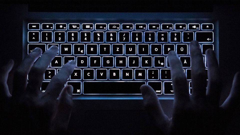 Nicht alle Webseiten im Internet können über Suchmaschinen aufgefunden werden. Das Darknet hat sich daher zu einem Marktplatz für illegale Geschäfte entwickelt. 