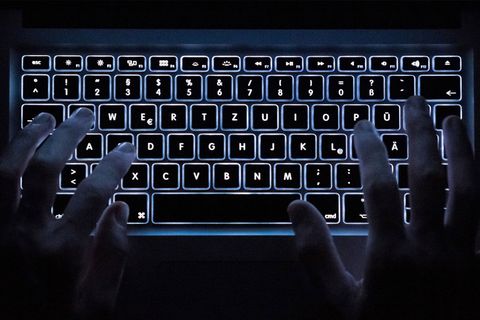 Nicht alle Webseiten im Internet können über Suchmaschinen aufgefunden werden. Das Darknet hat sich daher zu einem Marktplatz für illegale Geschäfte entwickelt. 