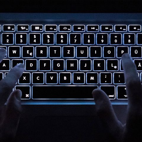 Nicht alle Webseiten im Internet können über Suchmaschinen aufgefunden werden. Das Darknet hat sich daher zu einem Marktplatz für illegale Geschäfte entwickelt. 