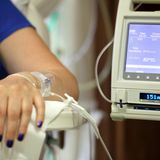 Die Chemotherapie  Eine Chemotherapie wird bei sehr vielen Tumorarten eingesetzt und folgt oft einer Operation, um verbliebene Krebszellen zu zerstören und das Rückfallrisiko zu senken. Manchmal setzt ein Arzt die Chemo aber auch schon vor der Operation ein, etwa wenn er versuchen möchte, einen großen Tumor erst zu verkleinern, um ihn dann schonender entfernen zu können, oder um zu testen, ob der Tumor auf eine bestimmte Chemotherapie anspricht. Die hierbei verwendeten Arzneien heißen Zytostatika; der Arzt kann einzelne Mittel einsetzen oder mehrere miteinander kombinieren, der Patient bekommt sie meist per Infusion verabreicht, seltener als Tablette.  Zytostatika wirken nicht lokal, sondern im gesamten Körper. Sie enthalten Wirkstoffe, die für gesunde wie kranke Zellen giftig sind, und hemmen deren Wachstum sowie die Zellteilung. Da sie besonders stark auf schnell wachsenden Zellen wirken, sind auch Haut und Haare, Schleimhäute und blutbildende Zellen im Knochenmark betroffen. Das erklärt die oft schweren Nebenwirkungen wie Haarverlust, Übelkeit und Erbrechen, Entzündung der Schleimhäute, Infektionsanfälligkeit, Blutbildungsstörungen wie Blutarmut (Anämie), Organ- und Nervenschäden und mehr. Einige der Nebenwirkungen lassen sich durch Medikamente aber lindern.