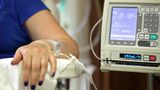Die Chemotherapie  Eine Chemotherapie wird bei sehr vielen Tumorarten eingesetzt und folgt oft einer Operation, um verbliebene Krebszellen zu zerstören und das Rückfallrisiko zu senken. Manchmal setzt ein Arzt die Chemo aber auch schon vor der Operation ein, etwa wenn er versuchen möchte, einen großen Tumor erst zu verkleinern, um ihn dann schonender entfernen zu können, oder um zu testen, ob der Tumor auf eine bestimmte Chemotherapie anspricht. Die hierbei verwendeten Arzneien heißen Zytostatika; der Arzt kann einzelne Mittel einsetzen oder mehrere miteinander kombinieren, der Patient bekommt sie meist per Infusion verabreicht, seltener als Tablette.  Zytostatika wirken nicht lokal, sondern im gesamten Körper. Sie enthalten Wirkstoffe, die für gesunde wie kranke Zellen giftig sind, und hemmen deren Wachstum sowie die Zellteilung. Da sie besonders stark auf schnell wachsenden Zellen wirken, sind auch Haut und Haare, Schleimhäute und blutbildende Zellen im Knochenmark betroffen. Das erklärt die oft schweren Nebenwirkungen wie Haarverlust, Übelkeit und Erbrechen, Entzündung der Schleimhäute, Infektionsanfälligkeit, Blutbildungsstörungen wie Blutarmut (Anämie), Organ- und Nervenschäden und mehr. Einige der Nebenwirkungen lassen sich durch Medikamente aber lindern.