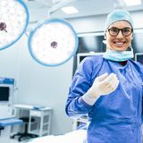 Die Operation  Bei den meisten örtlich begrenzten Tumoren ist eine Operation die wichtigste Behandlung – und oft der erste Schritt. Ziel ist es, das von Krebs befallene Gewebe möglichst vollständig zu entfernen. Chirurg entnehmen auch angrenzende, gesunde Gewebe, in die womöglich schon Tumorzellen eingedrungen sind, ebenso dazugehörige Lymphknoten, weil sich Metastasen hier oft zuerst bilden. Die Ärzte gehen hierbei so schonend wie möglich vor und versuchen, das betroffene Organ und seine Funktion weitgehend zu erhalten. Nicht immer braucht es eine offene Operation, manchmal reicht heute auch ein minimal-invasiver Eingriff, bekannt als Schlüsselloch-Chirurgie, etwa bei Tumoren im Magen und Darm oder bei Gebärmutterhalskrebs. Der Arzt setzt dann nur einen kleinen Schnitt, durch den er chirurgische Geräte sowie eine kleine Kamera in den Körper einführen kann.