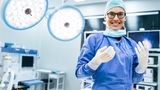 Die Operation  Bei den meisten örtlich begrenzten Tumoren ist eine Operation die wichtigste Behandlung – und oft der erste Schritt. Ziel ist es, das von Krebs befallene Gewebe möglichst vollständig zu entfernen. Chirurg entnehmen auch angrenzende, gesunde Gewebe, in die womöglich schon Tumorzellen eingedrungen sind, ebenso dazugehörige Lymphknoten, weil sich Metastasen hier oft zuerst bilden. Die Ärzte gehen hierbei so schonend wie möglich vor und versuchen, das betroffene Organ und seine Funktion weitgehend zu erhalten. Nicht immer braucht es eine offene Operation, manchmal reicht heute auch ein minimal-invasiver Eingriff, bekannt als Schlüsselloch-Chirurgie, etwa bei Tumoren im Magen und Darm oder bei Gebärmutterhalskrebs. Der Arzt setzt dann nur einen kleinen Schnitt, durch den er chirurgische Geräte sowie eine kleine Kamera in den Körper einführen kann.