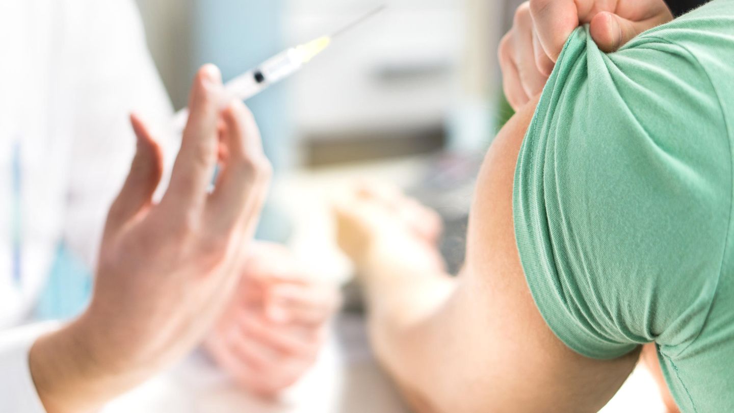 Krebstherapien: Die Anti-Hormontherapien Manche Tumorarten wachsen verstärkt unter dem Einfluss von Hormonen. Dieser Zusammenhang lässt sich für die Behandlung nutzen, indem man versucht, diesen Wachstumsreiz auszuschalten. Das geschieht auf verschiedenen Wegen. Einige Medikamente verhindern, dass Hormone überhaupt gebildet werden, andere hemmen die Bindung der Hormone an den entsprechenden Rezeptoren der Tumorzelle. Der Plan ist, dass der Tumor dann nicht weiter wächst. Die Anti-Hormontherapie kann für Brust- und Prostatakrebs, Gebärmutterkörperkrebs und Eierstockkrebs infrage kommen. Häufige Nebenwirkungen sind Wechseljahresbeschwerden. Die Anti-Hormontherapien Manche Tumorarten wachsen verstärkt unter dem Einfluss von Hormonen. Dieser Zusammenhang lässt sich für die Behandlung nutzen, indem man versucht, diesen Wachstumsreiz auszuschalten. Das geschieht auf verschiedenen Wegen. Einige Medikamente verhindern, dass Hormone überhaupt gebildet werden, andere hemmen die Bindung der Hormone an den entsprechenden Rezeptoren der Tumorzelle. Der Plan ist, dass der Tumor dann nicht weiter wächst. Die Anti-Hormontherapie kann für Brust- und Prostatakrebs, Gebärmutterkörperkrebs und Eierstockkrebs infrage kommen. Häufige Nebenwirkungen sind Wechseljahresbeschwerden.