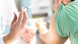 Die Anti-Hormontherapien  Manche Tumorarten wachsen verstärkt unter dem Einfluss von Hormonen. Dieser Zusammenhang lässt sich für die Behandlung nutzen, indem man versucht, diesen Wachstumsreiz auszuschalten. Das geschieht auf verschiedenen Wegen. Einige Medikamente verhindern, dass Hormone überhaupt gebildet werden, andere hemmen die Bindung der Hormone an den entsprechenden Rezeptoren der Tumorzelle. Der Plan ist, dass der Tumor dann nicht weiter wächst. Die Anti-Hormontherapie kann für Brust- und Prostatakrebs, Gebärmutterkörperkrebs und Eierstockkrebs infrage kommen. Häufige Nebenwirkungen sind Wechseljahresbeschwerden.