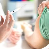 Die Anti-Hormontherapien  Manche Tumorarten wachsen verstärkt unter dem Einfluss von Hormonen. Dieser Zusammenhang lässt sich für die Behandlung nutzen, indem man versucht, diesen Wachstumsreiz auszuschalten. Das geschieht auf verschiedenen Wegen. Einige Medikamente verhindern, dass Hormone überhaupt gebildet werden, andere hemmen die Bindung der Hormone an den entsprechenden Rezeptoren der Tumorzelle. Der Plan ist, dass der Tumor dann nicht weiter wächst. Die Anti-Hormontherapie kann für Brust- und Prostatakrebs, Gebärmutterkörperkrebs und Eierstockkrebs infrage kommen. Häufige Nebenwirkungen sind Wechseljahresbeschwerden.